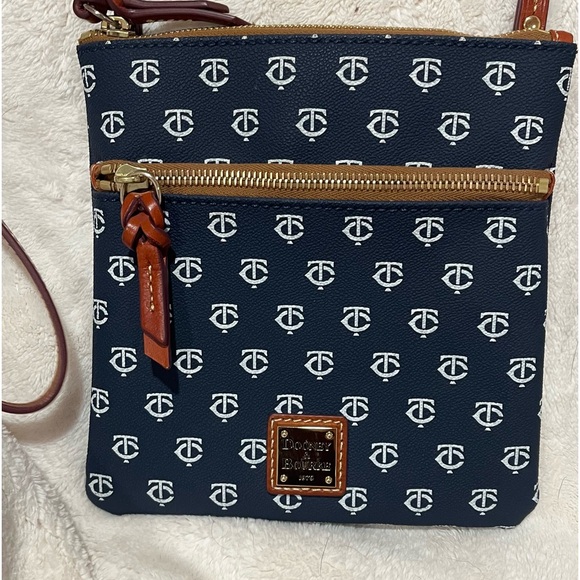 Dooney & Bourke Minnesota Twins cross body - Picture 4 of 4